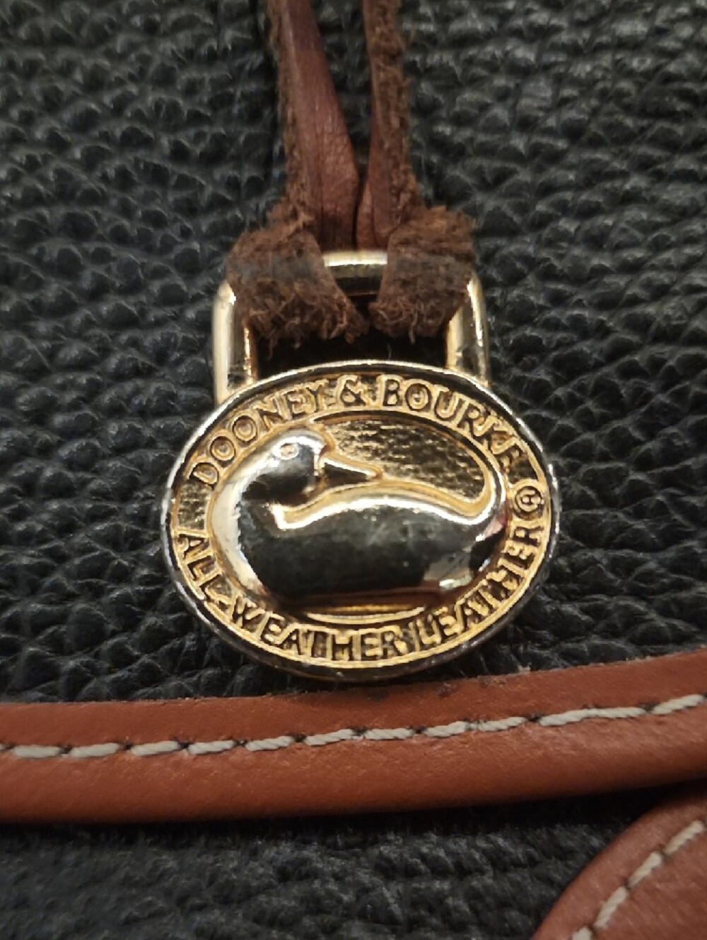 🤩SALE🤩 Vintage Black and Tan Dooney & Bourke Leather Satchel W/ Medallion - Picture 2 of 15